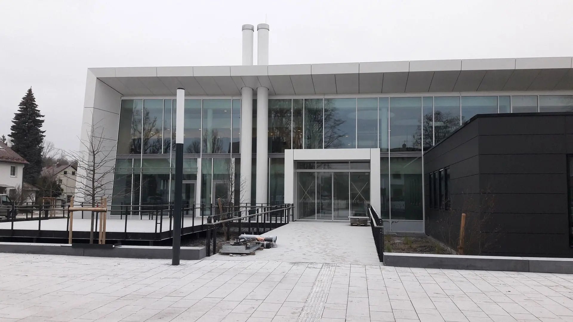 Hallenbad in Freising mit großer Glasfassade und Haustür