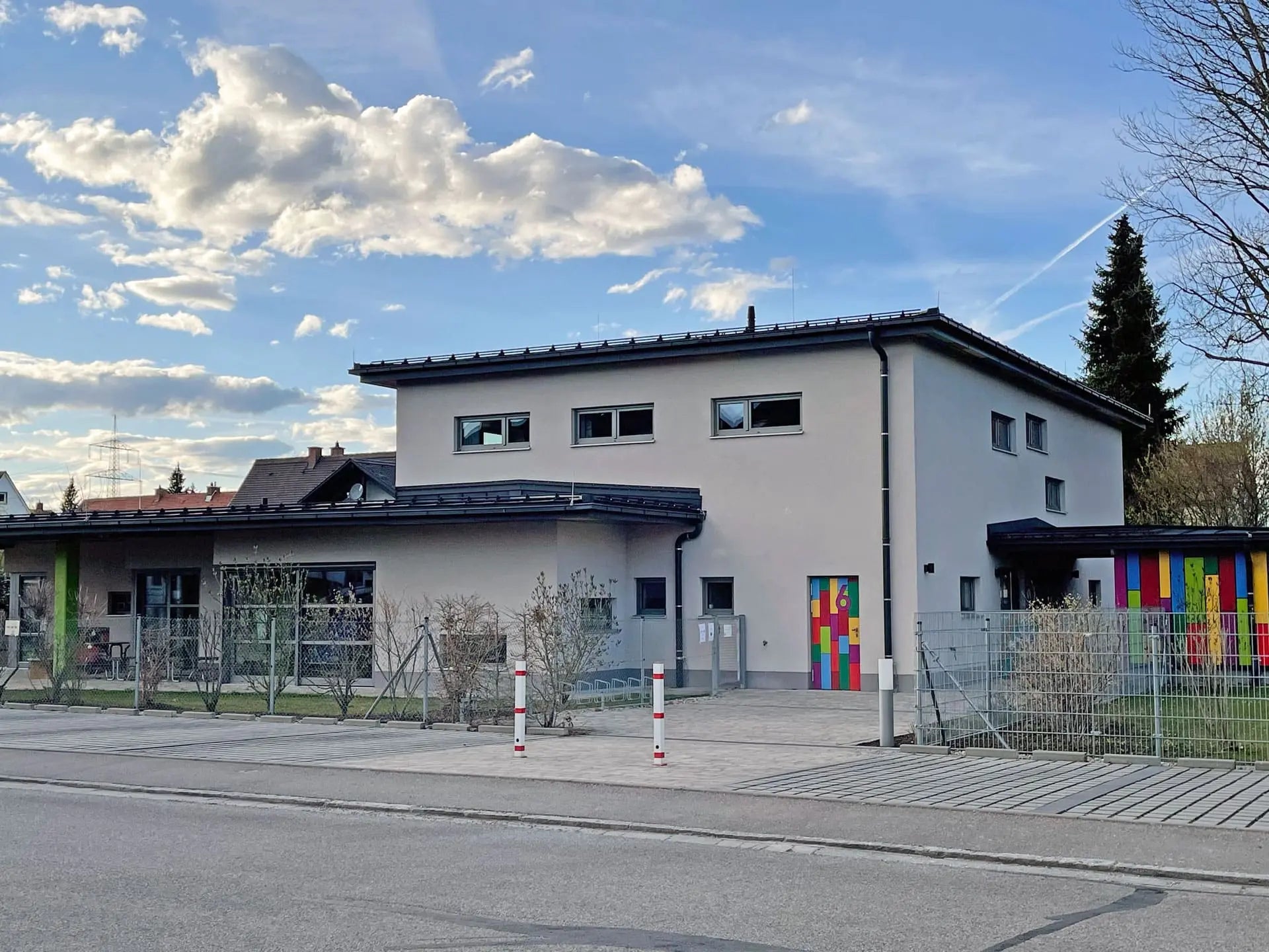 Kindergarten in Mering mit bunter Haustür