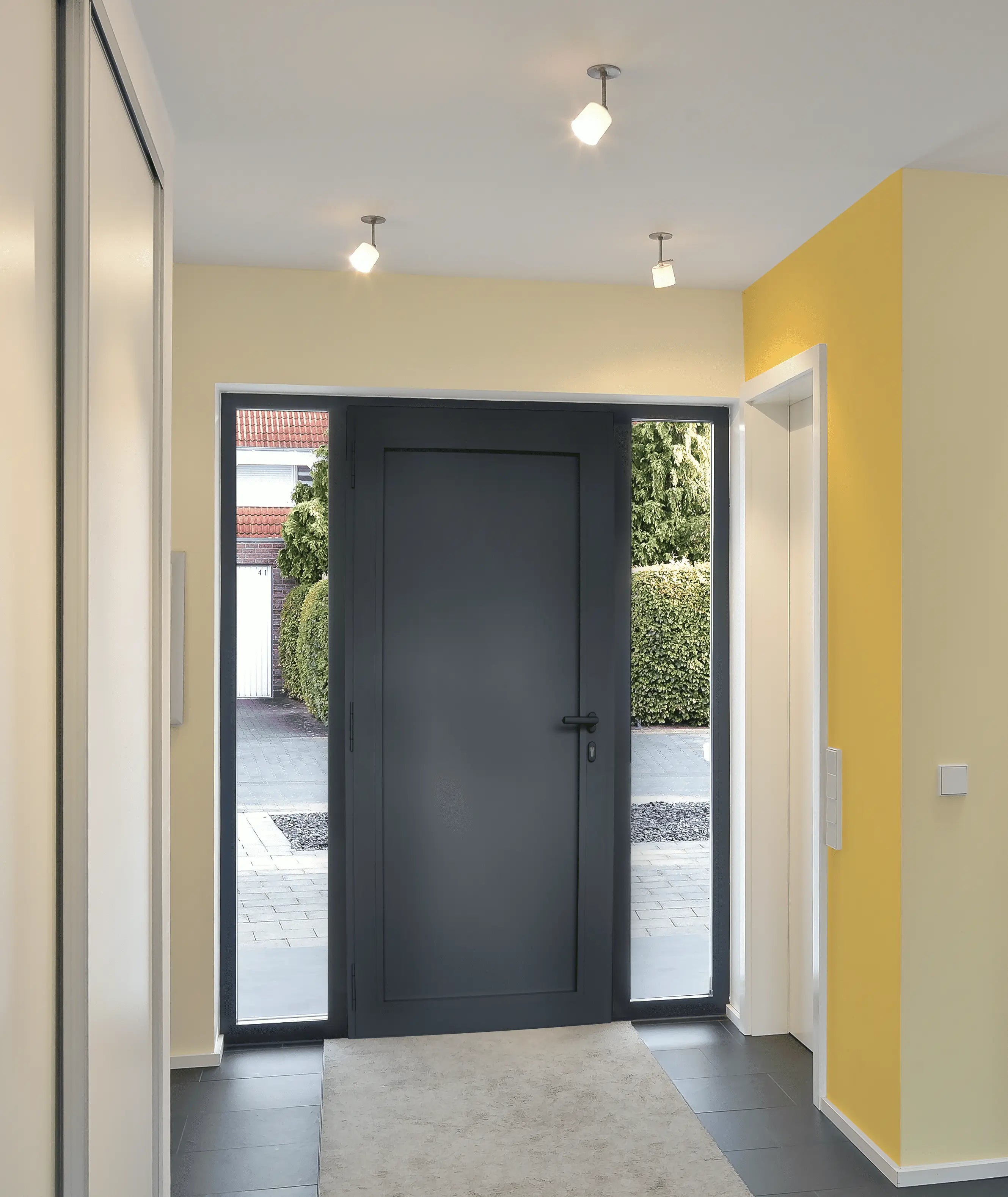 Innenansicht mit zwei Seitenteilen einer Schüco Aluminium Haustür